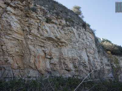 Ci guardiamo intorno: le pareti rossastre del canyon sono decorate qua e l� dal verde di piccoli cespugli e risultano completamente coperte da una rete in ferro utile a frenare eventuali cadute di terriccio e pietre